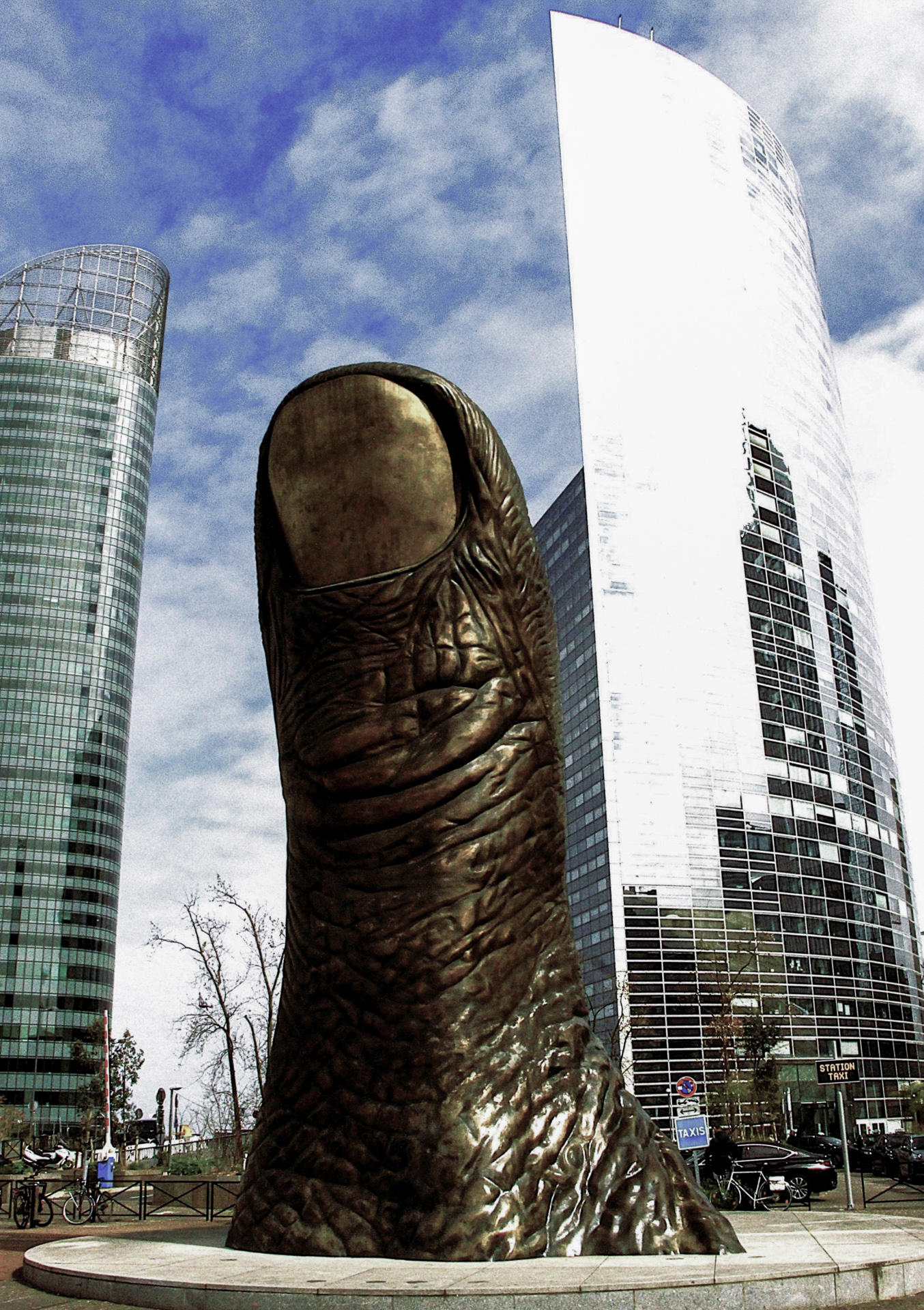 Pouce de César à la Défense